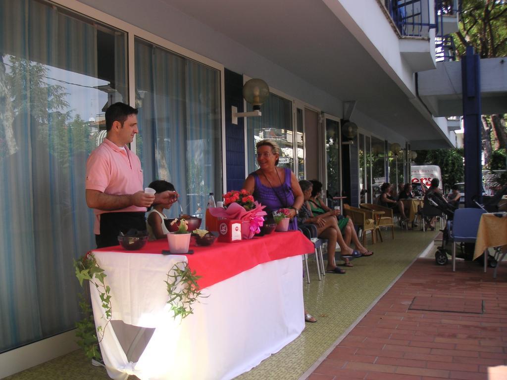 Hotel Canasta Riccione Dış mekan fotoğraf