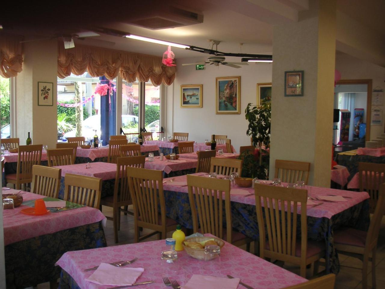 Hotel Canasta Riccione Dış mekan fotoğraf