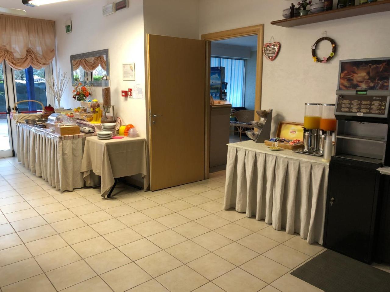 Hotel Canasta Riccione Dış mekan fotoğraf