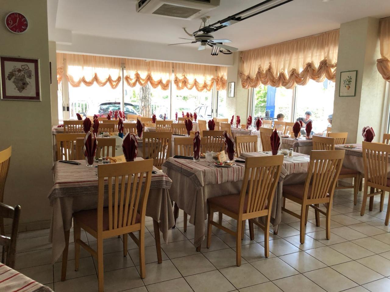 Hotel Canasta Riccione Dış mekan fotoğraf
